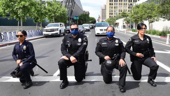 الشرطة الأمريكية تركع على ركبة واحدة دعما للاحتجاجات ضد العنصرية