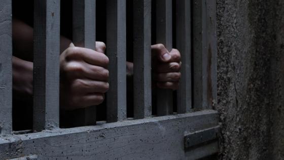 “السجون” تكشف حقيقة تعرض معتقل لإهمال طبي وشلل على مستوى اليد