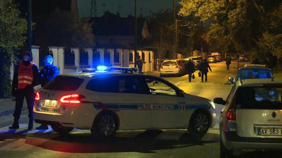 أسباب قتل مدرس فرنسي ذبحا في الشارع العام بضواحي باريس