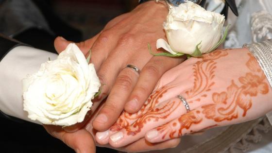 السلطات المحلية تعتقل عروسين أقاما زفافا رغم قيود كورونا