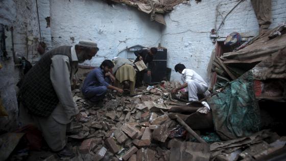 Residents search for belongings in the rubbles of a house after it was damaged by an earthquake in Peshawar, Pakistan, October 26, 2015. A major earthquake struck the remote Afghan northeast on Monday, killing at least 135 people in Afghanistan and nearby northern Pakistan and sending shock waves as far as New Delhi, officials said. REUTERS/FAYAZ AZIZ