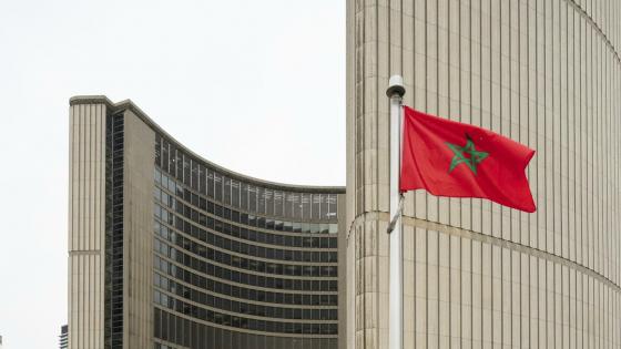 العلم الوطني المغربي يرفرف في سماء تورنتو الكندية بمناسبة عيد الإستقلال