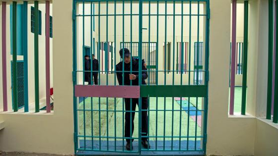 A prison warden locks a gate at the Oukacha prison in Casablanca on February 1, 2018. / AFP PHOTO / FADEL SENNA (Photo credit should read FADEL SENNA/AFP via Getty Images)