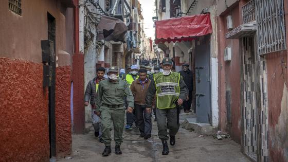 Moroccan authorities instruct people to return to and remain at home as a measure against the COVID-19 coronavirus pandemic, in Rabat's district of Takadoum, on March 25, 2020. (Photo by FADEL SENNA / AFP)