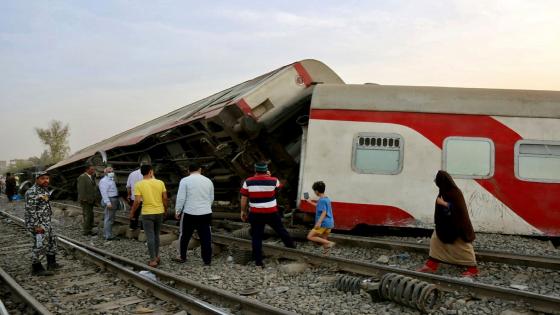 11 قتيلا و 98 جريحا في حادث خروج قطار عن السكة بمصر