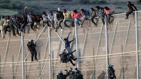 مهاجرون غير شرعيون يعبرون السياج الحدودي إلى مليلية