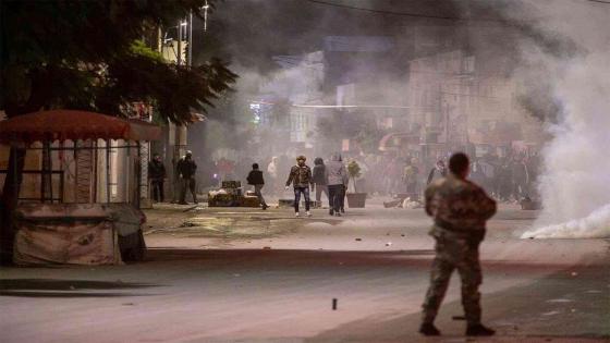 إندلاع مظاهرات عنيفة في تونس ومواجهات بين الشرطة والمحتجين