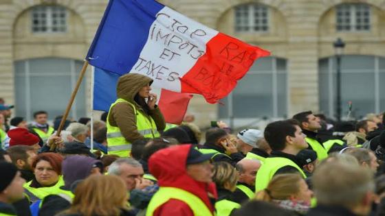 “السترات الصفراء” تعود لشوارع باريس احتجاجا على غلاء المعيشة والضرائب