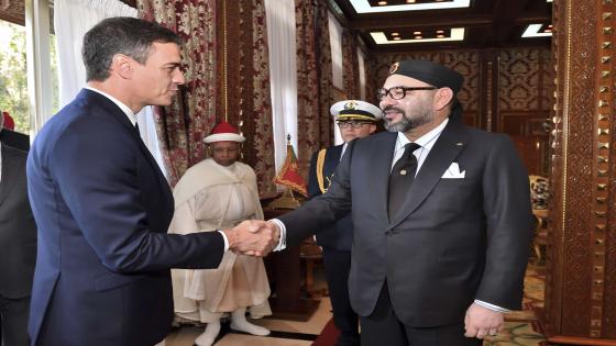 This photo provided by the Moroccan Royal Palace shows Spanish Prime Minister Pedro Sanchez, left, greeted by Moroccan King Mohammed VI prior to their lunch at the Royal Palace in Rabat, Morocco, Monday, Nov. 19, 2018. Sanchez urged greater cooperation on migration while making his first visit Monday to Morocco, a jumping-off point for a growing number of migrants trying to reach Spain and get a foothold in Europe. (Moroccan Royal Palace via AP)/REB106/18323725371154/AP PROVIDES ACCESS TO THIS PUBLICLY DISTRIBUTED HANDOUT PHOTO PROVIDED MOROCCAN ROYAL PALACE; MANDATORY CREDIT./1811192117