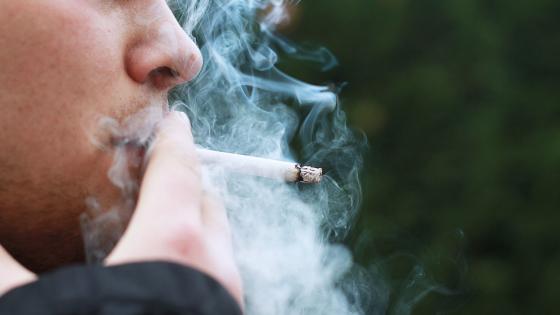 منظمة الصحة العالمية تحذر المدخنين من خطر الموت بسبب كورونا
